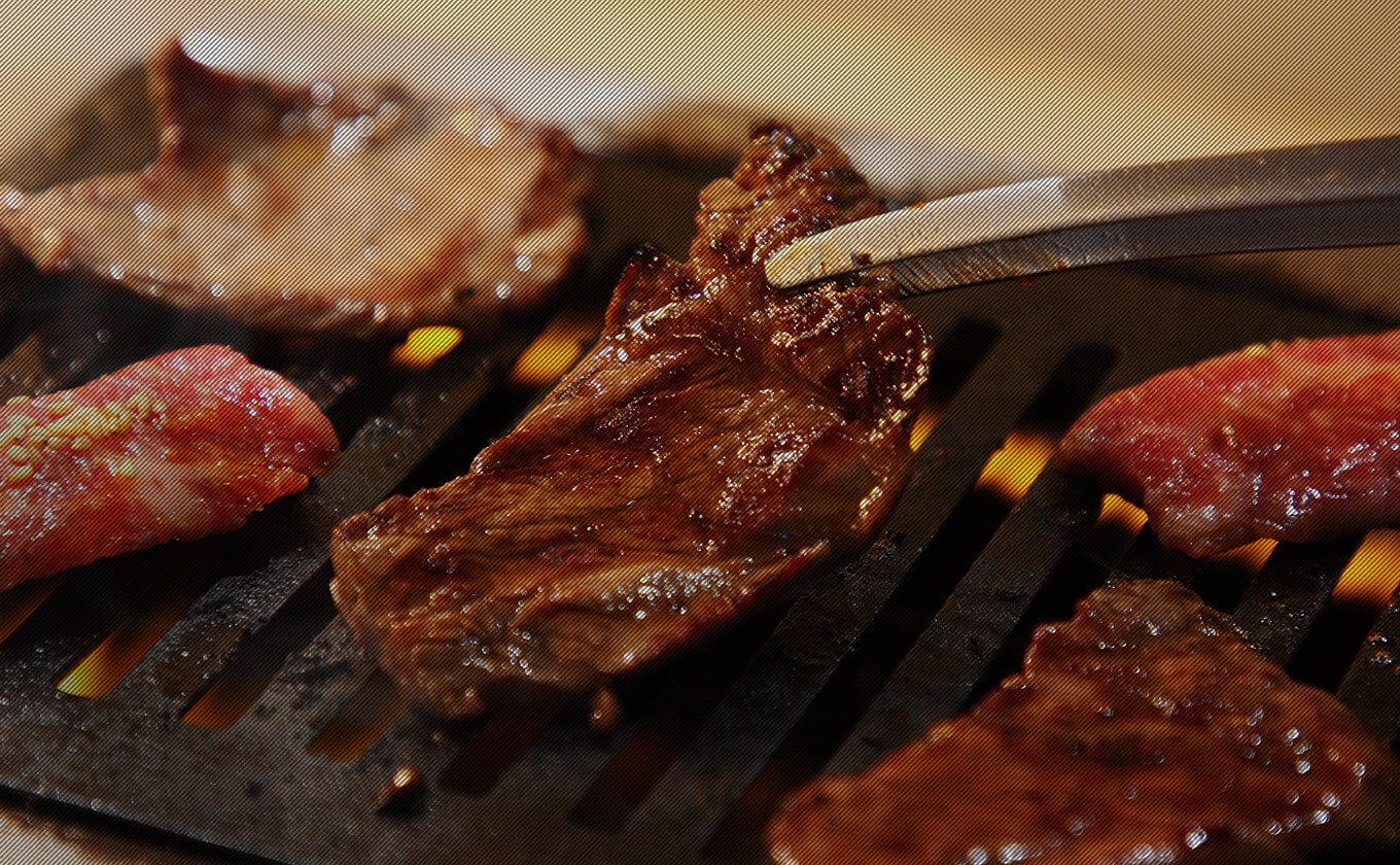 肉を焼く